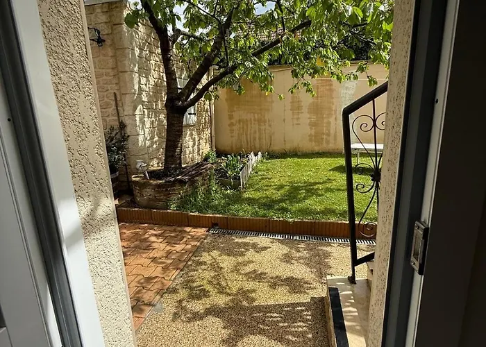 Joli Au Rez De Chaussee Beaune (Cote d'Or)