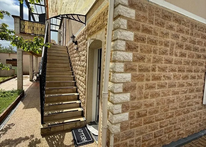 Joli Au Rez De Chaussee * Μπον